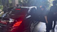 Gestur Prabowo Saat Izin Masuk Mobil Jokowi Tuai Pujian Warganet