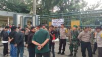 Di Kawal Babinsa Koramil 12 Serangbaru Bersama Personil Gabungan Mahasiswa Bekasi Adu Dorong Dengan Petugas
