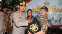 Polda Metro Bagikan 7.500 Paket Bansos dari Kapolri ke 10 Titik