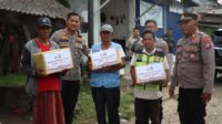 Kapolres Sampang Bagikan Sembako Kepada Warga Tidak Mampu Di Kecamatan Camplong