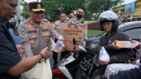 KAPOLDA JABAR BAGIKAN RIBUAN TAKJIL KEPADA JAMAAH MESJID LAUTZE DAN PENGGUNA JALAN DI BANDUNG