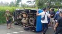 Diduga Angkot Terguling Menghindari Tabrakan