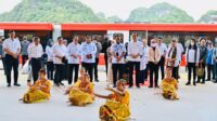 Tiba di Stasiun Rammang-Rammang, Presiden Disambut Tiga Tarian Khas Sulawesi Selatan