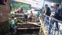 Kades Margahayu Selatan Tanggulangi Banjir Akibat Meluapnya Aliran Air Sungai