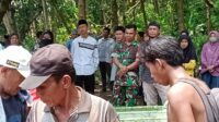 Tunjuk Rasa Belasungkawa Babinsa Koramil 11 Pebayuran Hadiri Pemakaman Warganya