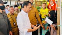 Kunjungi Pasar Malindungi, Presiden Bagikan Bansos dan Cek Harga Kebutuhan Pokok*