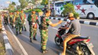 Koramil 01 Tambun Bagikan 100 Takjil Gratis Kepada Pengguna Jalan