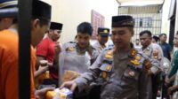 Bentuk Kepedulian Kepada Sesama di Bulan Ramadhan, Kapolres Siak Bagikan Takjil Kepada Tahanan