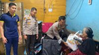 Jumpe Romansa Polda Riau Serahkan Kursi Roda kepada Lansia