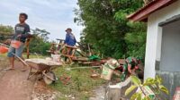 Wujudkan Kondusifitas Lingkungan, Babinsa Tanjung Bantu Warga Bangun Poskampling