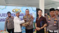 Polresta Pekanbaru Bekerjasama Dengan Komunitas Rumah JB dan Polsek Payung Sekaki Berikan 22 Paket Sembako ke Para Penggali Makam