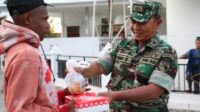 Indahnya Berbagi, Kodim 1702/JWY Bagikan Takjil Buka Puasa Kepada Masyarakat Wamena