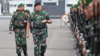 Diangkut KRI Teluk Palu, Panglima TNI Lepas Pasukan Laba-laba Hitam dan Teratai ke Papua