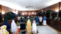 Eratkan Tali Persaudaraan, Personel Satgas Yonarmed 19/105 Trk Bogani Shalat Tarawih dan Tadarus Bersama Warga di Perbatasan