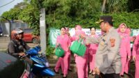 Kapolres Bogor Polda Jabar Dan Bhayangkari Cabang Bogor Bagikan Pakat Takjil Kepada Para Pengguna Jalan