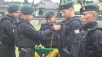 Cara Danyonif Beri Penghargaan tertinggi Pada Upacara Korps Kenaikan Pangkat Prajurit Raider 300