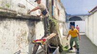 Ciptakan Lingkungan Bersih Dan Nyaman, Serda Budiono Bersama Warga Laksanakan Kerja Bakti