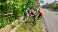 Tingkatkan Kekompakan, Babinsa Koramil Talun Gelar Kerja Bakti Bersama Warga Masyarakat