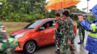Jalani Ramadhan Di Perbatasan, Satgas Pamtas Yonif 645/Gardatama Yudha Tebar Kebaikan Bagi-Bagi Takjil Kepada Warga