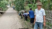 Ya Ramadhan Ya Ramadhan Babinsa Koramil 11 Pebayuran Ajak Masyarakat Gotong Royong Membersihkan Saluran Air