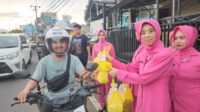 Polsek Cibungbulang Polres Bogor Polda Jabar, Berbagi Takjil Kepada Pengguna Jalan Raya