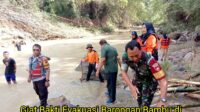 Jembatan Tersumbat Barongan Babinsa Pengkok Bantu Evakuasi