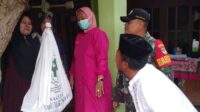 Dukung Vaksin Polio Serentak SeJawabarat Babinsa Koramil 11 Pebayuran Berikan Pendampingan