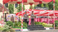 Komjen Pol Nana Sudjana serahkan Pataka Pallawa Lipu Polda Sulsel ke Irjen Setyo Boedi Moempoeni