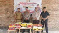 Bantuan Kemanusiaan Untuk Negeri,Kapolsek Keera Bersama Kades Awota Bagi Sembako