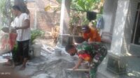 Kompak Banget, Babinsa dan Warga Gotong-royong Perbaiki Rumah Warga