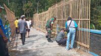 Peduli Lingkungan, Babinsa Bersama Gotong Royong Buat Pagar Bambu di Jembatan