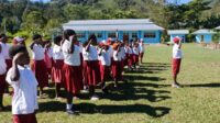 Keceriaan Siswa SDN Kelila Bersama Satgas Yonif Raider 142/KJ Gelar Upacara Bendera