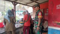 Vaksinasi Polio Serentak di Desa Sumbersari Babinsa Koramil 11 Pebayuran Berikan Pendampingan