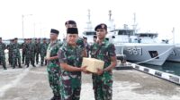 Pertebal Keimanan Di Bulan Suci, Pangkoarmada III Serahkan Al-Qur’an Kepada Prajurit Dan Satuan-Satuan Terdepan