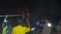 Polsek Gunung Putri Polres Bogor Polda Jabar Membantu Melakukan Pemadaman Kebakaran Dilapak Pengolahan Sampah