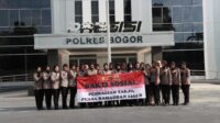 Personil Polwan Polres Bogor Berbagi Paket Berbuka Puasa Kepada Masyarakat