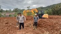 Bhabinkamtibmas Polsek Leuwiliang Polres Bogor kontrol Pembukaan Lahan Hunian Bagi korban Bencana longsor