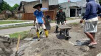 Wujud Kemanunggalan TNI dan Rakyat, Babinsa Bantu Pembuatan Lapangan Volly