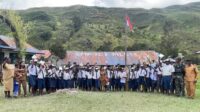 Pos Malagay Satgas Yonif Mekanis 203/AK Latihkan Baris Berbaris Kepada Murid SMPN 1 Malagay
