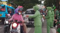 Kodim 1411/Blk,Rem 141/Tp Berbagi Takjil Ke Pengguna Jalan