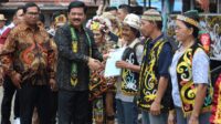 Menteri Hadi Tjahjanto Serahkan Sertipikat di Desa Adat Dayak
