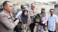 Kapolres Metro Jakut Salurkan Bantuan Kapolri untuk Warga Korban Kebakaran Plumpang