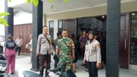 Amankan Ibadah Jumat Agung Babinsa Koramil 11 Pebayuran Terjun Bersama Pihak Kepolisian