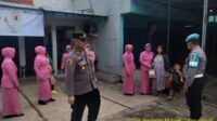 Polsek Jatinunggal Polres Sumedang Bagi Takjil Gratis Kepada Pengguna Jalan dan Masyarakat