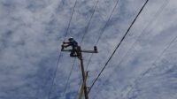 Gerak Cepat Petugas PLN Pulihkan Pasokan Listrik Pasca Bencana Angin Puting Beliung*