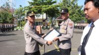 AKBP Siswantoro Berikan Reward Kepada Dua Personil Polres Sampang Berprestasi