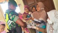 Kebut Pekan imunisasi Babinsa Koramil 01 Tambun Berikan Pendampingan