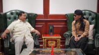 Bertemu Prabowo, Gus Miftah Hadiahkan ‘Blankon Jenderal Sudirman