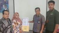PLN Serahkan Sertifikasi Halal Kepada Pelaku UMKM dari MUI Kalbar
