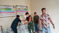 Babinsa Koramil 01 Tambun Berikan Pendampingan Dorong Ratusan Paket Sembako